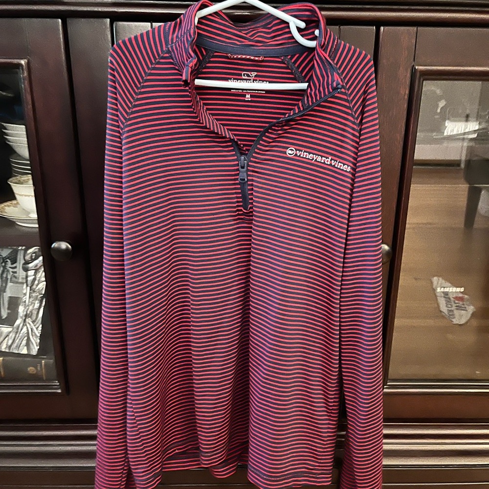 Vineyard vines boys half zip. Size medium.